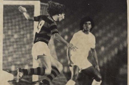 Imagem rara de Zico vestindo a camisa 9 do Flamengo