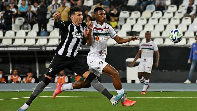 Botafogo faz mais faltas que Flamengo contra Fluminense e torcida cobra indignação