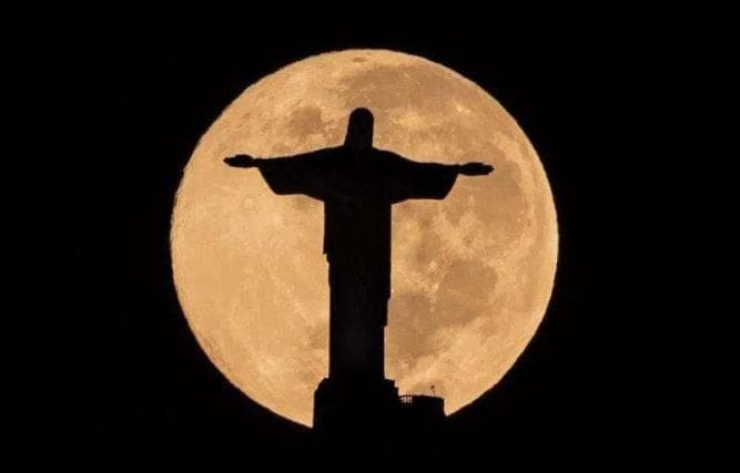 Cristo Redentor fica no escuro em protesto contra racismo e solidariedade a Vini Jr.