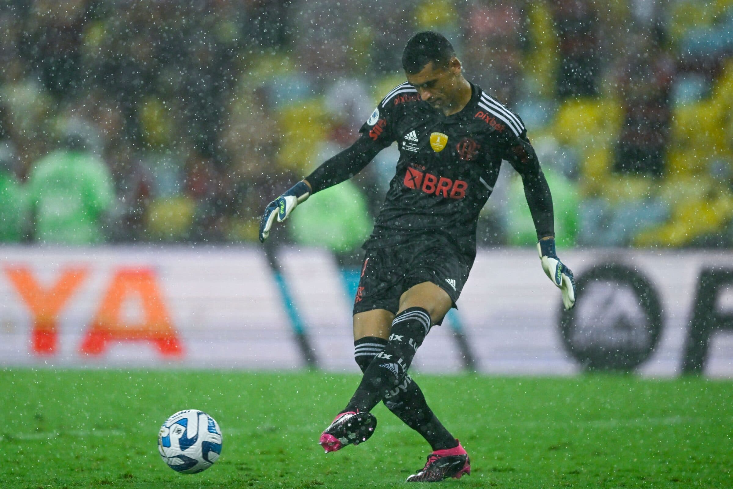 Na derrota para o Athletico-PR nesse domingo, o Flamengo ganhou mais uma preocupação. O goleiro Santos levou a pior em dividida com atacante