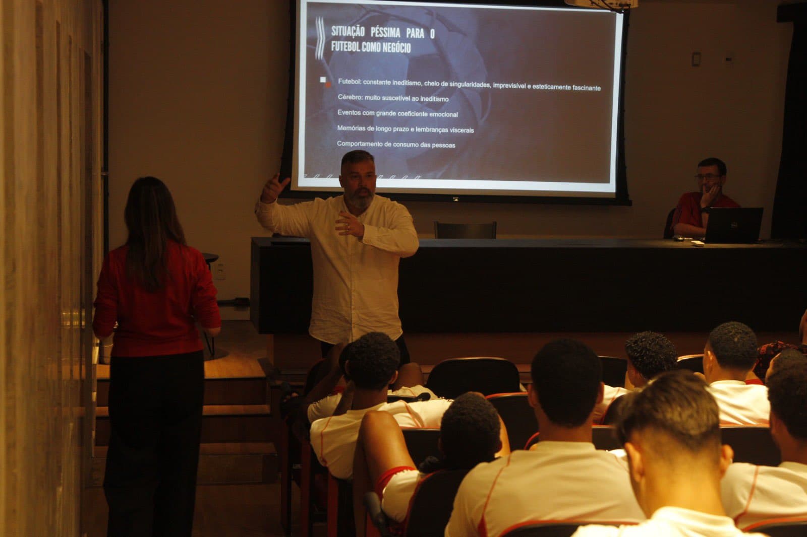 Flamengo realiza ciclo de palestras sobre apostas para a base
