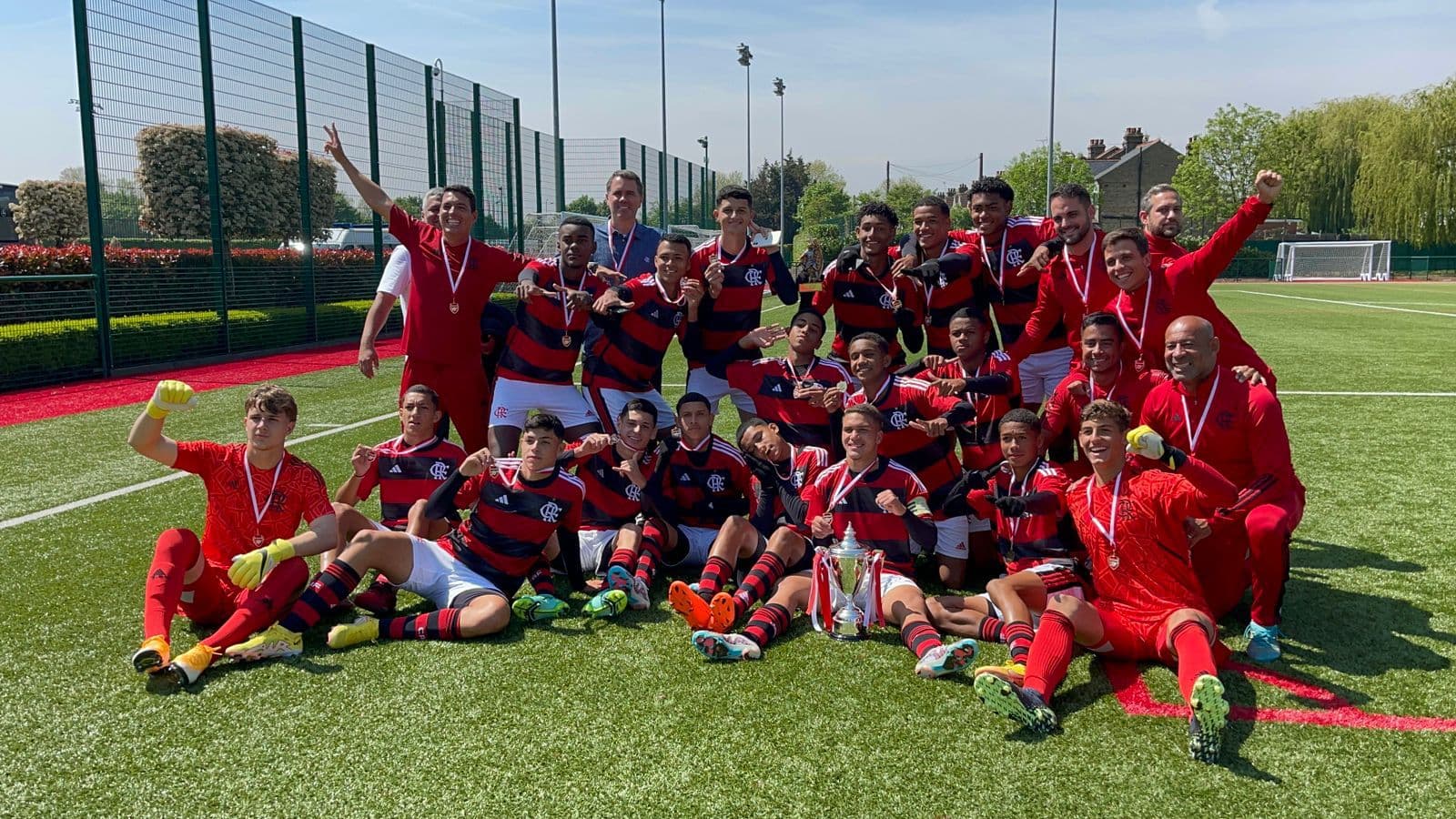 Garotos do Ninho Sub-16 comemoram título da Liam Brady Cup Sub-16 em 2023; categorias vão à Europa disputarem torneios internacionais