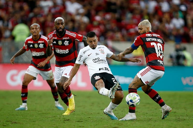Flamengo sofreu para vencer o Corinthians no Maracanã