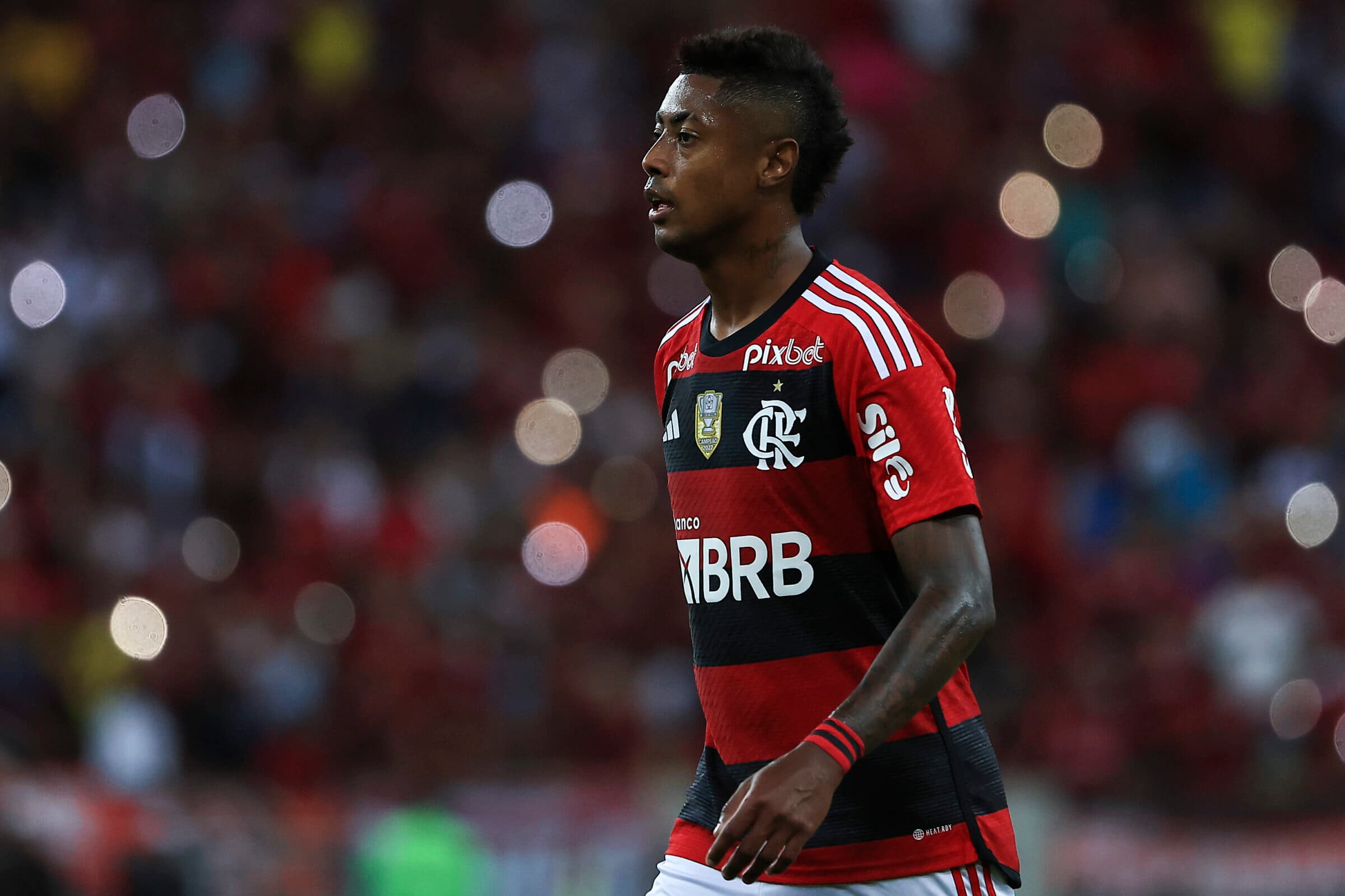 Bruno Henrique em campo pelo Flamengo, jogador deve desfalcar o time contra o Corinthians