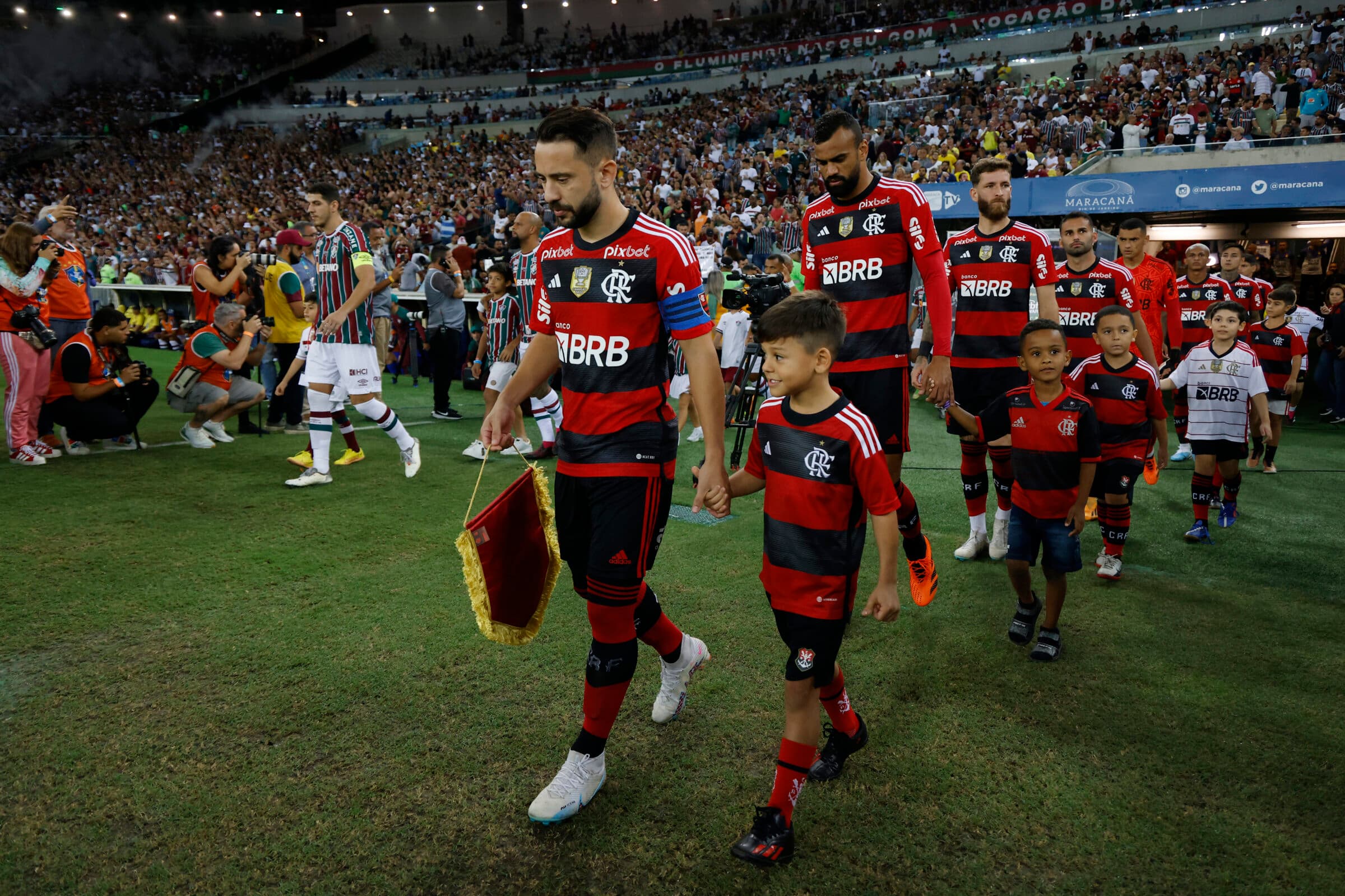 Everton Ribeiro entrando em campo pelo Flamengo