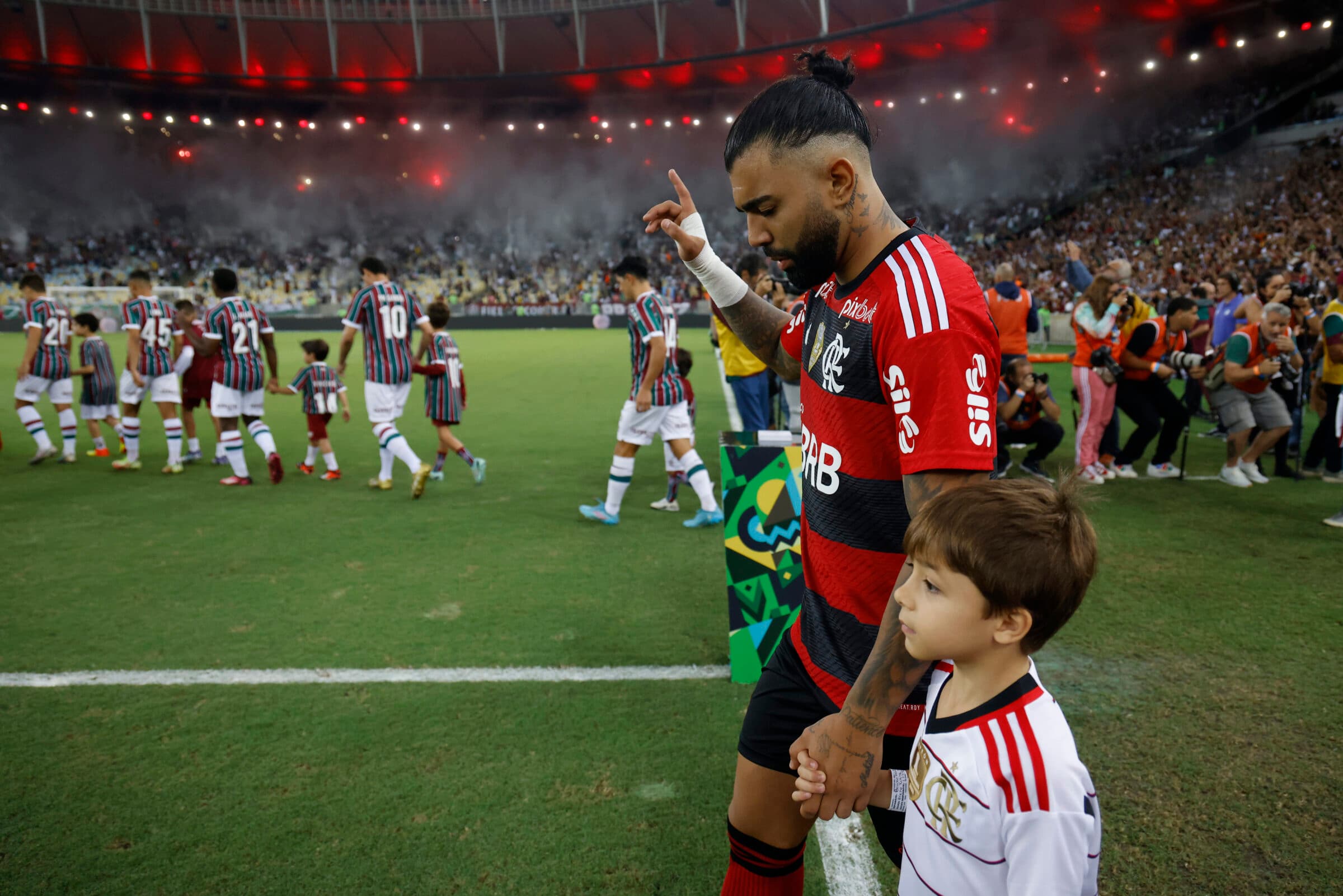 Gabigol entrando em campo em Flamengo x Fluminense