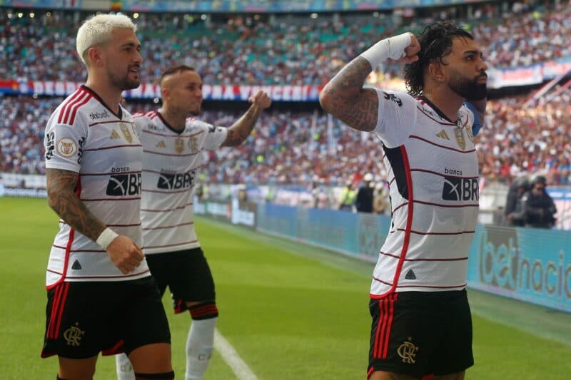 Gabigol comemora gol contra o