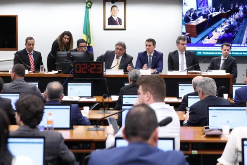 A CPI das Apostas encerrou a segunda sessão seguida sem votar requerimentos de convocações como a do presidente do Flamengo, Rodolfo Landim