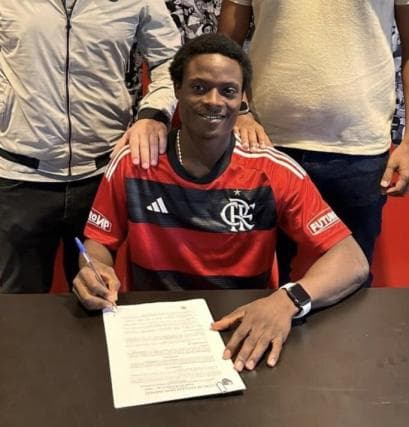 Novo reforço, nigeriano Ogundana Shola celebra acerto com o Flamengo