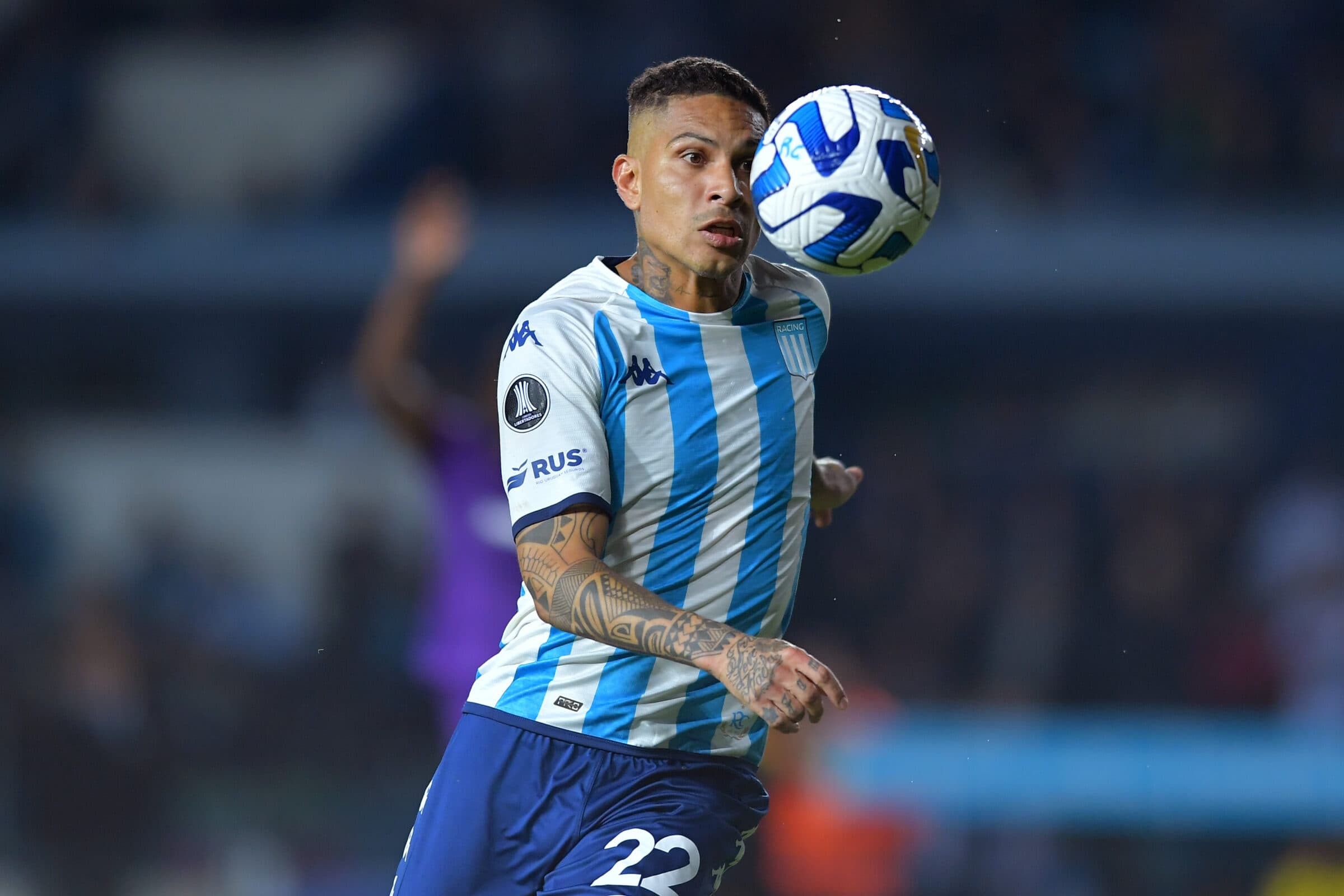 Guerrero com a cmisa do Racing; torcedores do Flamengo hostilizaram o atacante durante jogo pela Libertadores