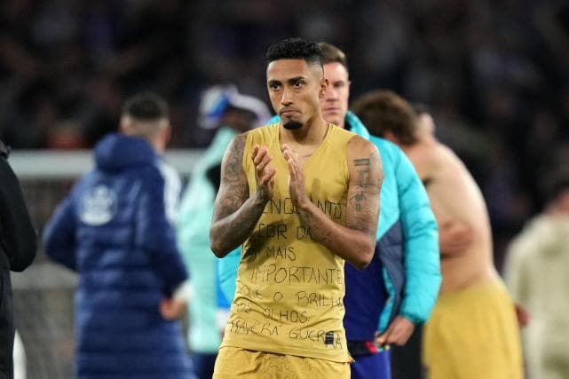 Raphinha, do Barcelona, tira camisa e homenageia Vinícius Júnior em joga da La Liga
