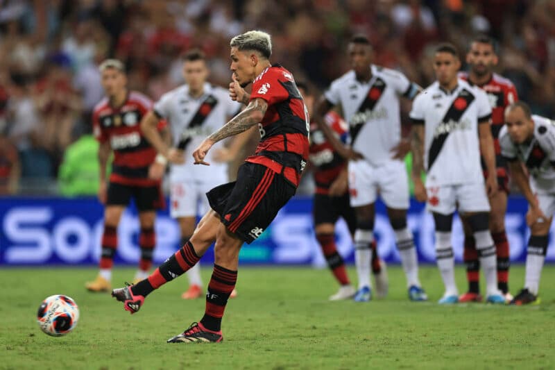 Pedro bate pênalti contra o Vasco em vitória do Flamengo; clube é o time que mais cometeu e sofreu pênaltis no ano