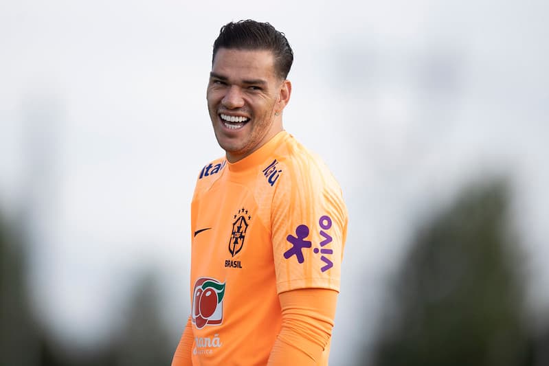 Ederson com a camisa do Brasil