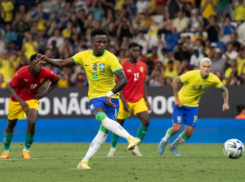 Vinícius Júnior batendo pênalti pela Seleção Brasileira