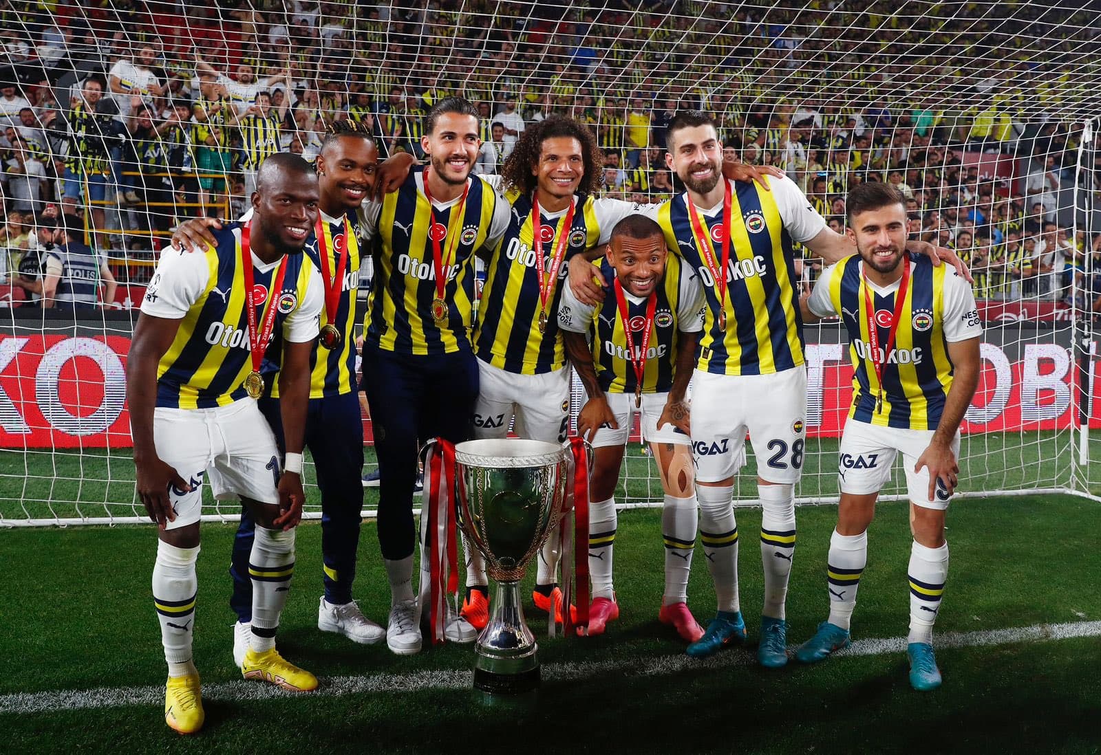 Arão e jogadores do Fenerbahçe comemoram Copa da Turquia