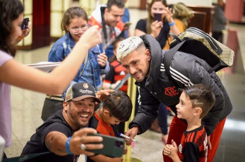 Arrascaeta tira foto com pequeno torcedor Wilian durante chegada ao hotel em São Paulo; Time concentra para confronto com Bragantino pelo Brasileirão