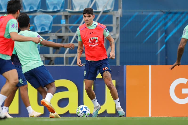 Ayrton Lucas em treino da Seleção Brasileira; lateral do Flamengo será titular do Brasil contra Guiné