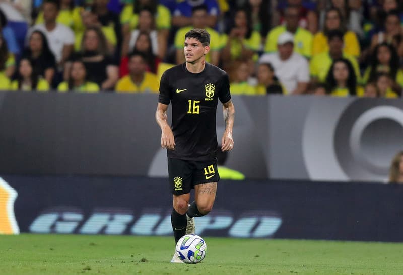 Ayrton Lucas, do Flamengo, em campo pela Seleção Brasileira