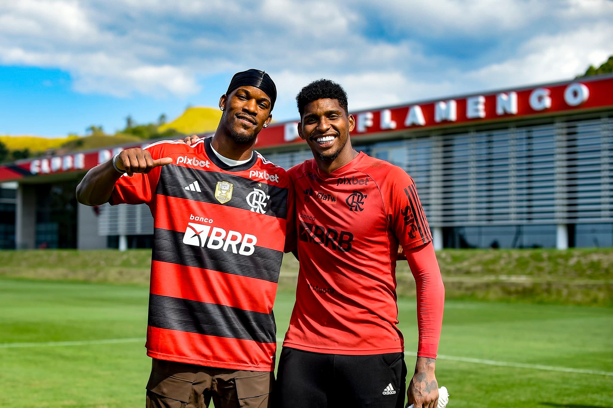 Hugo Souza e Jimmy Butler posam para foto no Ninho do Urubu, em visita do craque americano ao Flamengo