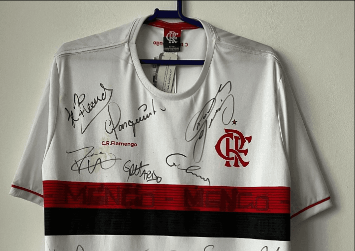 Camisa do Flamengo com autógrafos do elenco campeão brasileiro em 1992; Manto será sorteado por produtora de documentário de Júnior