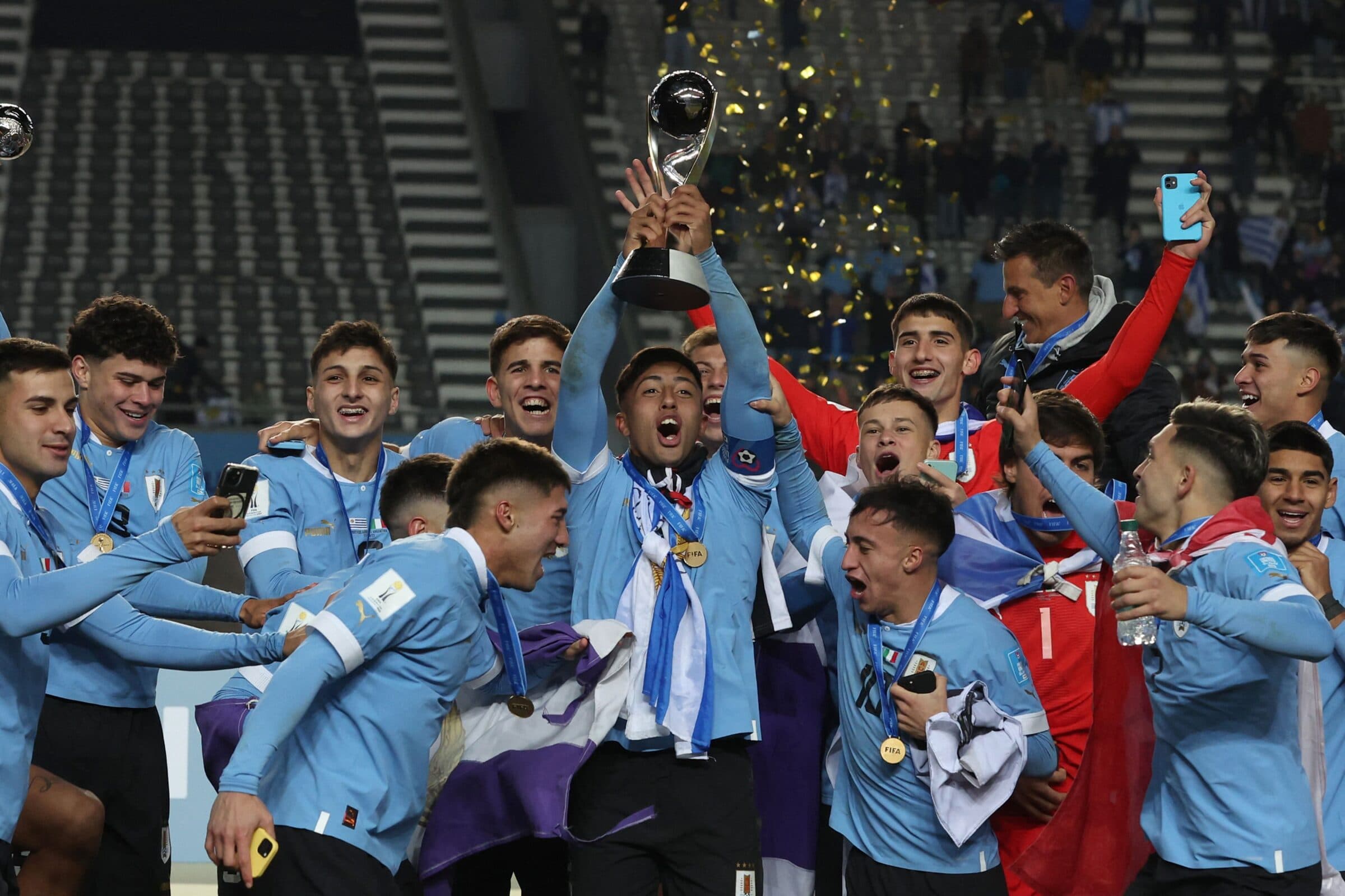 Fabricio Díaz ergue troféu de campeão do Mundial Sub-20