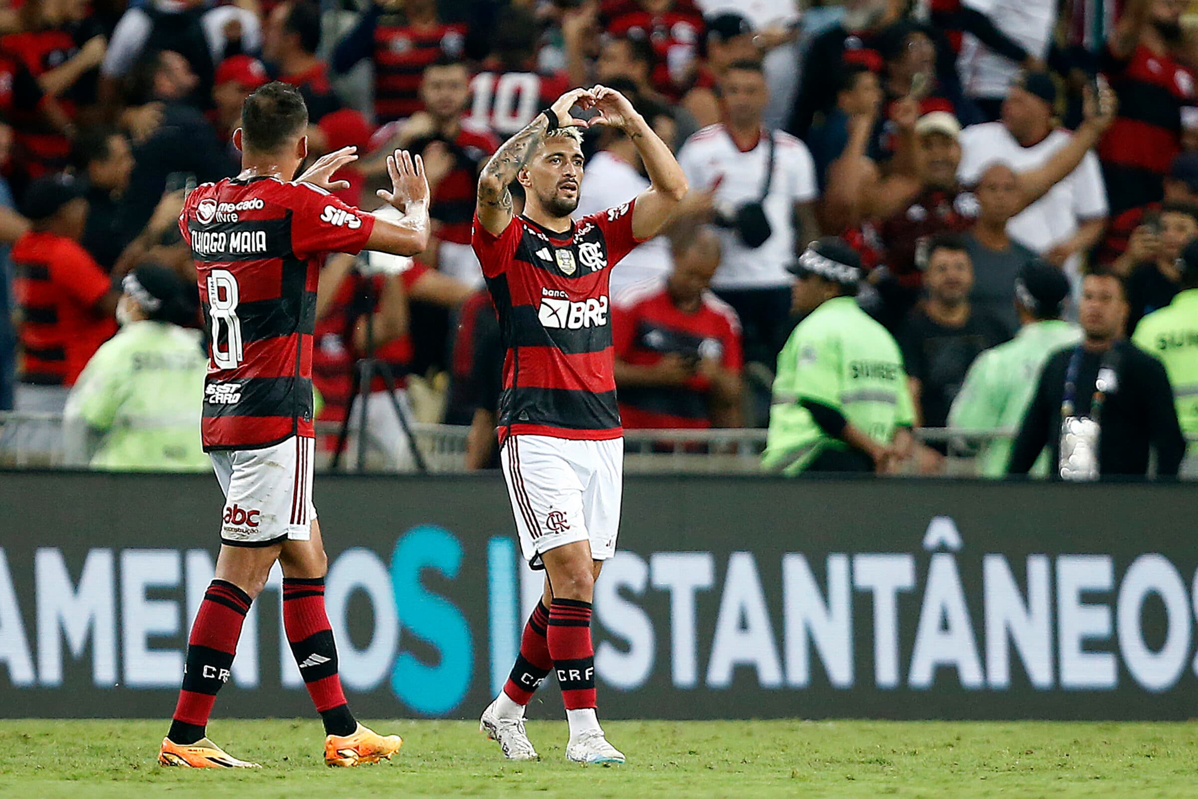 Arrascaeta comemora gol em Flamengo x Fluminense