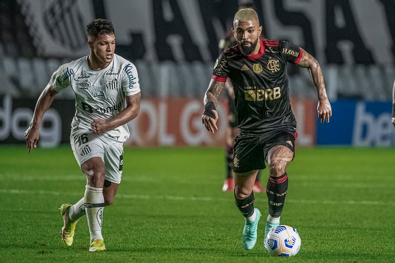 Gabigol em jogo do Flamengo contra o Santos na Vila Belmiro; confira palpites para jogo pelo Brasileirão
