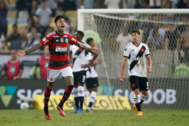 Pulgar comemora gol pelo Flamengo sobre o Vasco