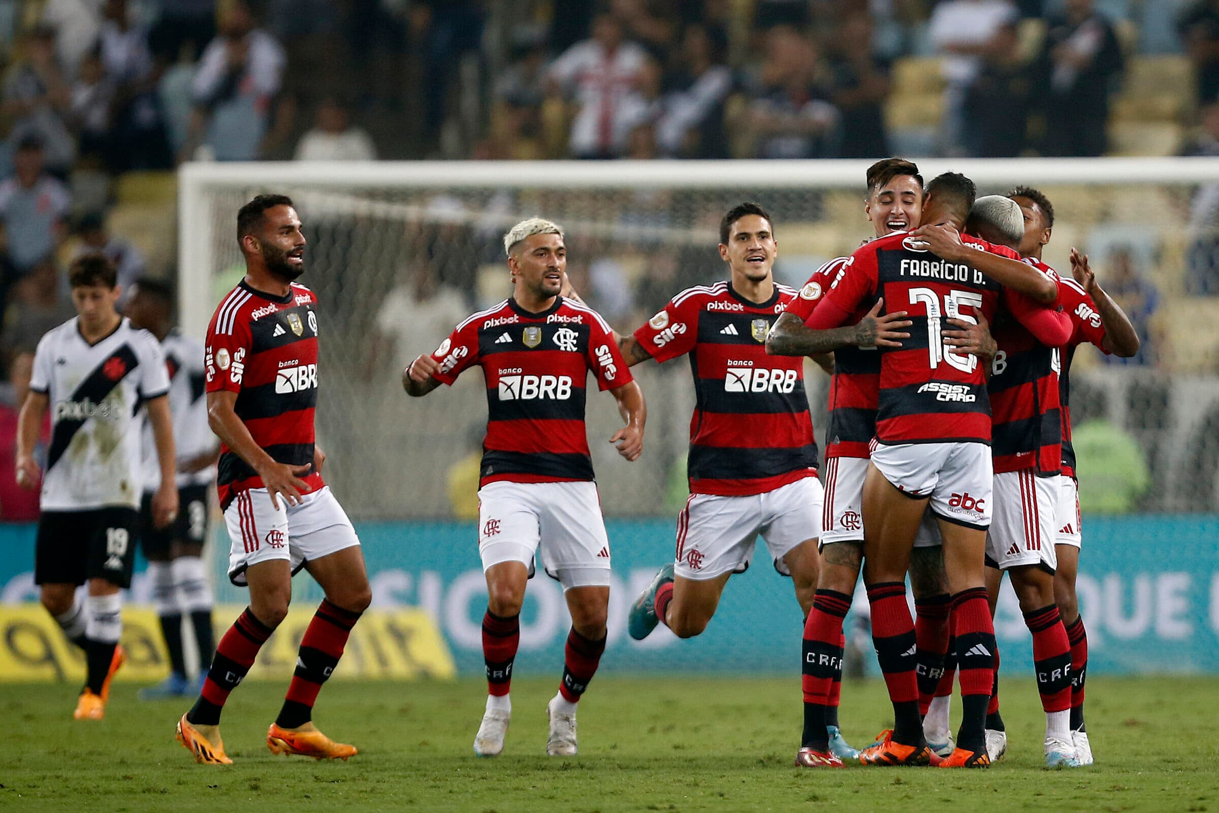 Jogadores do Flamengo comemora gol em clássico com o Vasco
