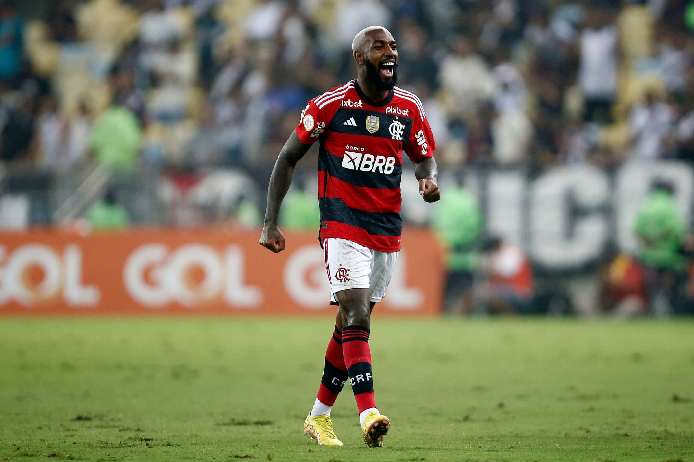 Gerson comemora gol em partida do Flamengo contra o Vasco