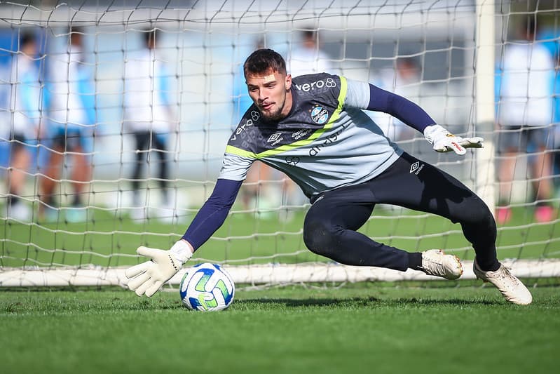 Gabriel Grando em treino do Grêmio; goleiro projetou confronto com o Flamengo pelo Brasileirão