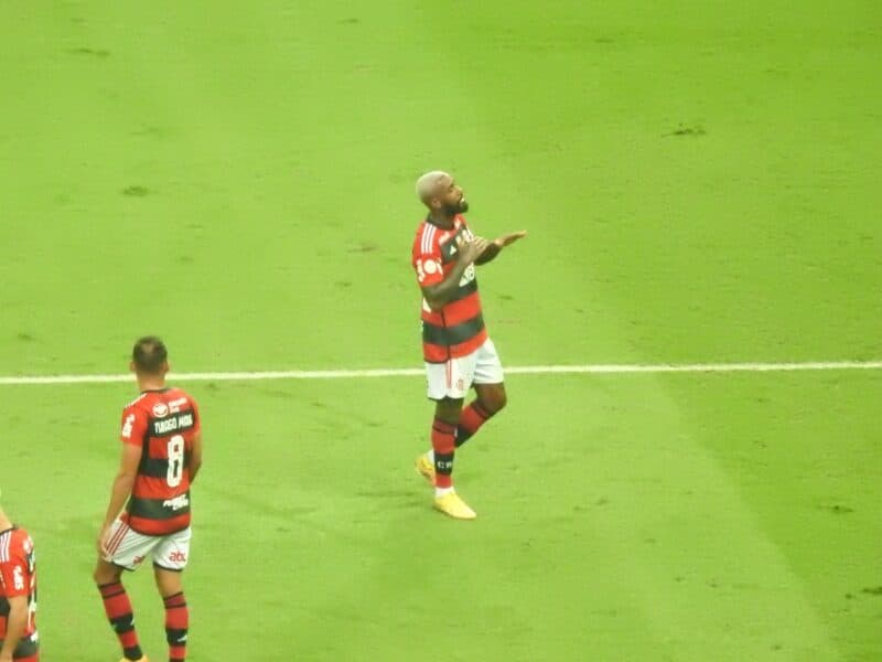 Gerson comemora gol fazendo o "vapo" em Flamengo x Vasco