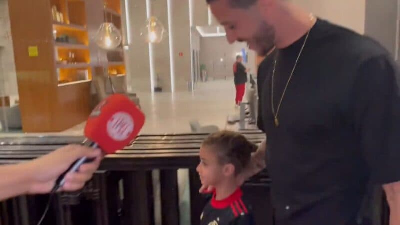 Gustavo Henrique, do Fenerbahçe, chega ao lado do filho na concentração do Flamengo em Santos