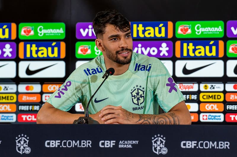 Lucas Paquetá em coletiva da Seleção Brasileira; meio-campista comentou sobre retorno ao Flamengo no futuro