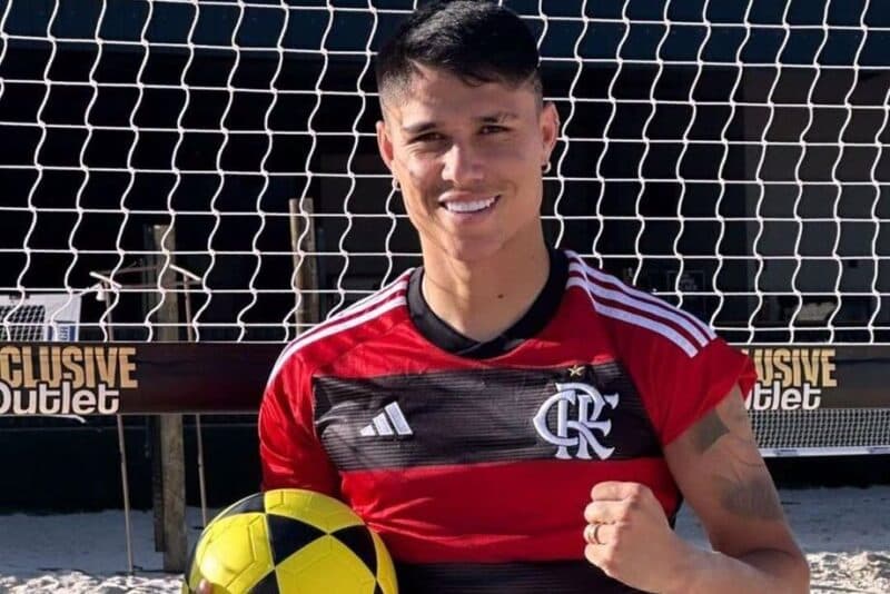 Luiz Araújo posta foto com a camisa do Flamengo em suas redes sociais