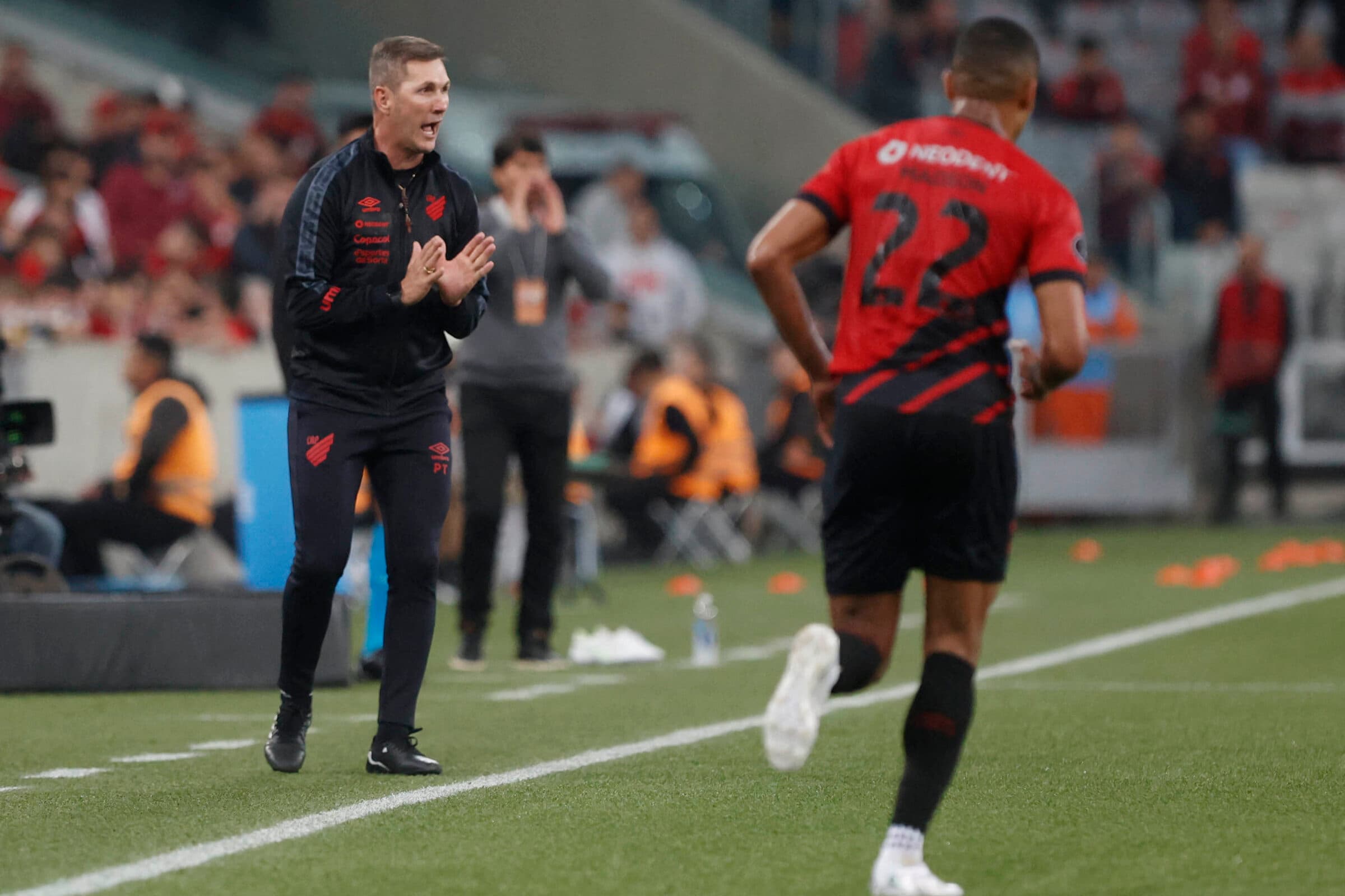 Paulo Turra em jogo do Athletico-PR; Treinador irá acompanhar Felipão no Atlético-MG e deixa adversário do Flamengo na Copa do Brasil sem treinador