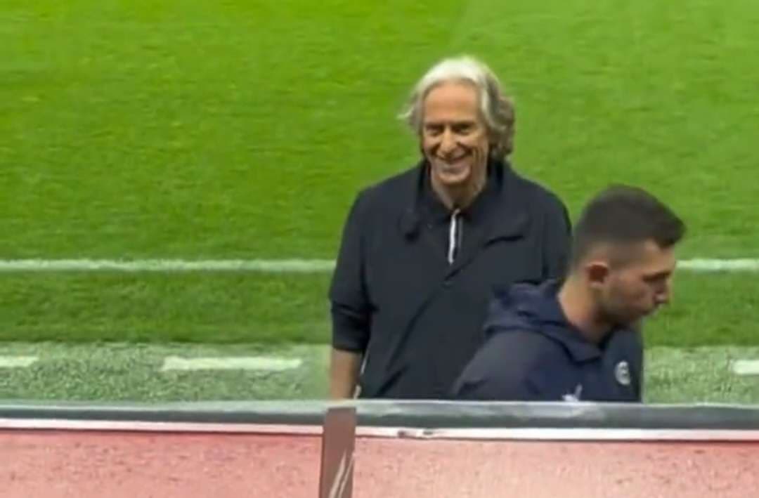 Na partida entre Galatasaray x Fenerbahçe, Jorge Jesus sorri ao ouvir 'Flamengo' de arquibancada na Turquia