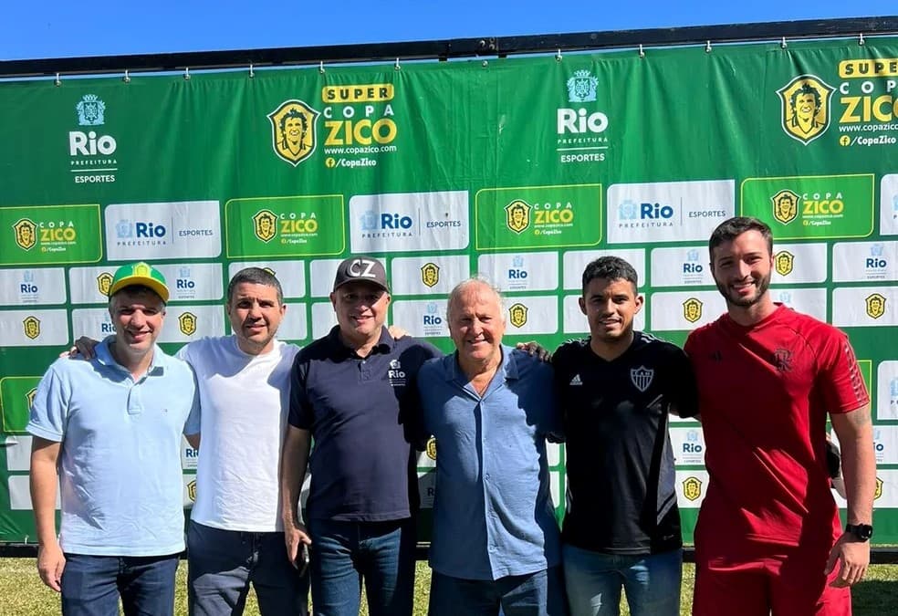Zico ao lado de olheiros do Flamengo e do Atlético-MG na final da Supercopa Zico