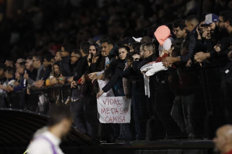 Torcedora do Red Bull Bragantino pede camisa de Arturo Vidal em jogo contra o Flamengo pelo Brasileirão