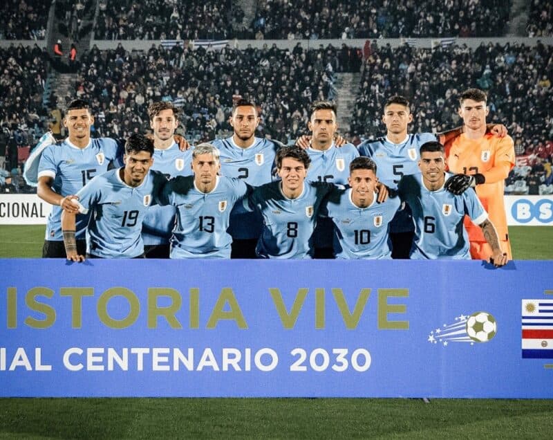 Varela é titular do Uruguai na estreia de Marcelo Bielsa na seleção