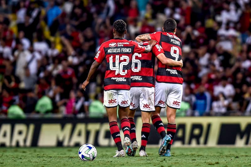 Jogadores comemoram vitória acachapante do Flamengo sobre o Vasco