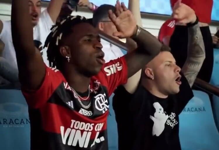 Vini Jr canta música junto com a torcida do Flamengo durante jogo contra o Aucas no Maracanã