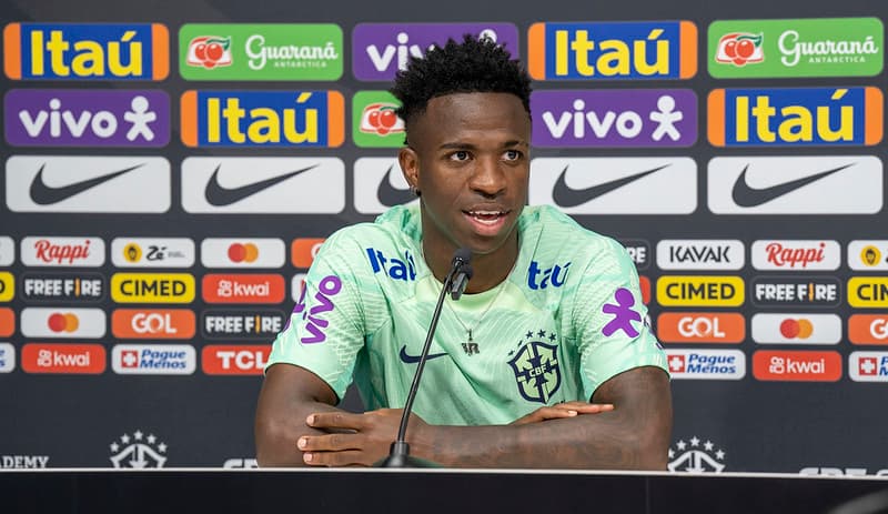 Vinícius Júnior durante pronunciamento pela Seleção Brasileira; atleta prometeu seguir na luta contra o racismo