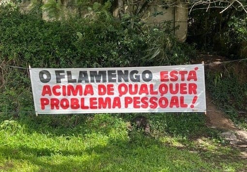 Faixa de cobrança é estendida por torcedores do Flamengo no Ninho do Urubu antes de Fla x Flu