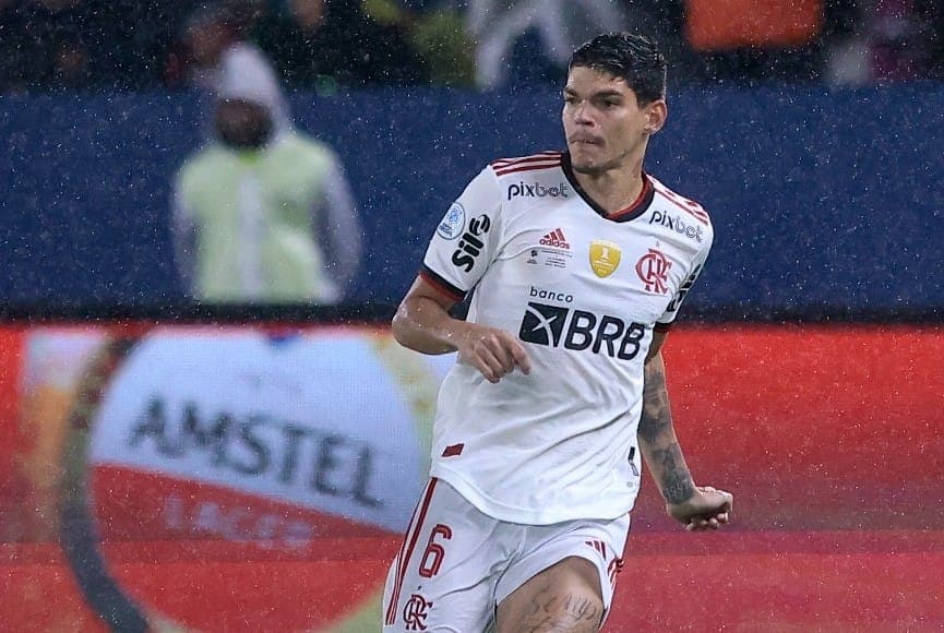 Ayrton Lucas com a camisa do Flamengo