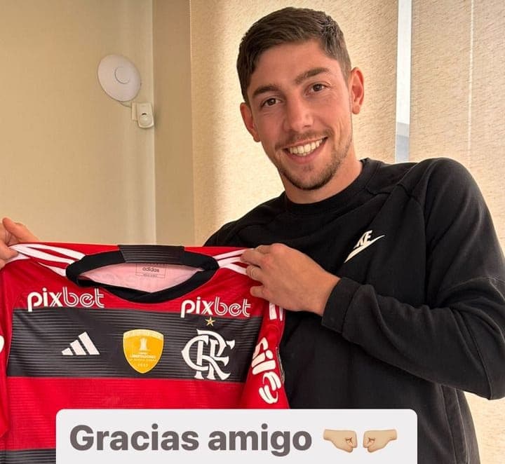 Federico Valverde posa com a camisa do Flamengo; presente foi dado por Arrascaeta