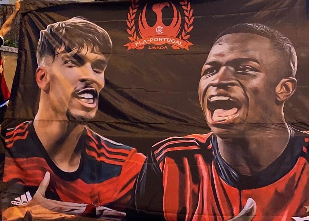 Bandeira em homenagem a Lucas Paquetá e Vinícius Júnior