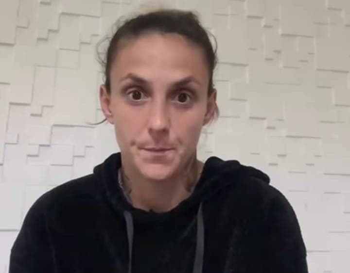 Darlene pede desculpas por gesto obsceno em jogo do Flamengo