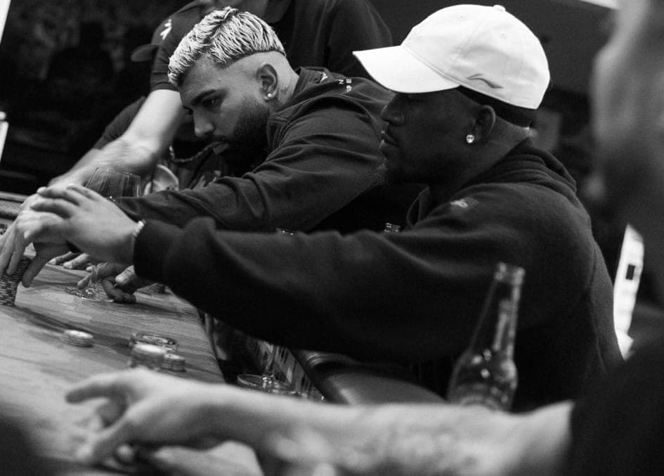 Gabigol e Jimmy Butler participam de partida de cassino