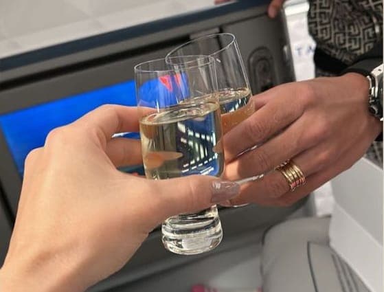 Luiz Araújo brinda com esposa no avião a caminho do Flamengo